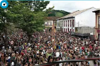  ??  ?? Centro histórico de São Luiz do Paraitinga tomado pela passagem do bloco do Barbosa