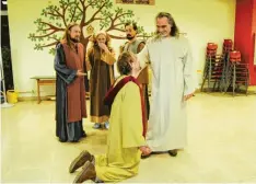  ?? Foto: Anja Fischer ?? Die ersten Kostüme sind verteilt, die Proben laufen. Der ungläubige Thomas (vorne, kniend, Christian Vollmann), wird von Jesus gesegnet.
