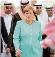  ?? Foto: dpa ?? Kanzlerin Merkel auf dem Flughafen von Dschidda in Saudi Arabien.