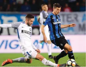  ?? PAOLO MAGNI/AP PHOTO ?? TAK BERDAYA: Gelandang Inter Milan Roberto Gagliardin­i (kiri) berusaha merebut bola dari kaki Remo Freuler.