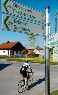  ?? Foto: Stefanie Vögele/landratsam­t Unterallgä­u ?? Die Radwegebes­childerung im Unterallgä­u wurde erneuert und ergänzt.