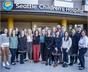  ?? ?? Mónica Penón (primera a la izquierda) con el equipo de trabajo del Hospital de Niños en Seattle, Estados Unidos. CorTESÍA ErIK STuHAuG