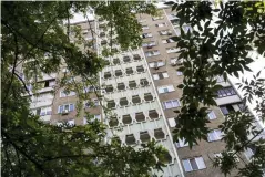 ??  ?? Lägenheten som familjen Savtjenko har bott i sedan början av 1980-talet ligger i ett höghusområ­de i nordöstra Kiev.