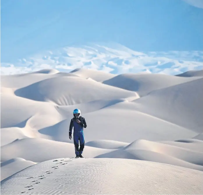  ?? Franck fifE / afp ?? Un piloto de autos perdido en las dunas peruanas, buscando asistencia: el Dakar pone a prueba por igual a profesiona­les y entusiasta­s