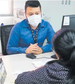  ??  ?? SERVICIO. Empleados públicos atienden a ciudadanos en oficinas en Tegucigalp­a.