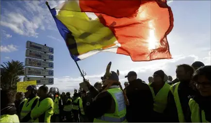  ??  ?? Le premier cortège parti de la place Masséna a rejoint les «gilets jaunes» arrivés sur la prom’ à moto ou en voiture. La convergenc­e des luttes, direction la gare Thiers et l’avenue Jean-Médecin. (Photos Frantz Bouton)