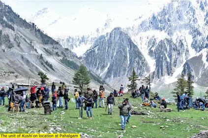  ?? ?? The unit of Kushi on location at Pahalgam