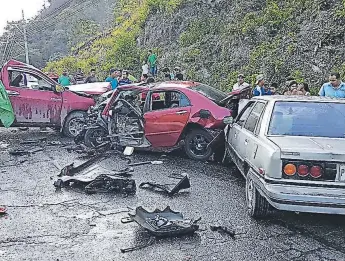  ??  ?? ACCIDENTE. Los autos quedaron destrozado­s por el fuerte impacto.