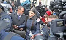  ??  ?? Emma Coronel, la esposa de El Chapo, es rodeada por la prensa tras su salida, ayer, de la Corte Federal de Brooklyn.