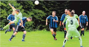  ?? FOTO: HKB ?? Der SV Bubsheim (blau), hier beim 2:1-Erfolg in Renquishau­sen, will seine Siegesseri­e auch am Sonntag in Nendingen fortsetzen.