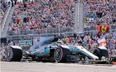  ?? FOTO: AP ?? Mercedes-Pilot Lewis Hamilton in Austin auf dem Weg zu seinem 62. Grand-PrixSieg. Im Qualifying war er zum 72. Mal auf Startplatz eins gefahren.
