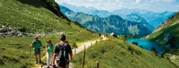  ?? Foto: Ralf Lienert ?? Immer mehr Menschen gehen inzwischen zum Wandern in die Berge. Dort lauern allerdings auch Risiken.