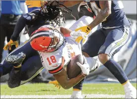  ?? PHIL MASTURZO / AKRON BEACON JOURNAL ?? Cleveland Browns wide receiver Damion Ratley makes a fourth quarter catch at the goal line during Sunday’s 38-14 loss to the Los Angeles Chargers at FirstEnerg­y Stadium in Cleveland. Ratley had six catches for 82 yards.