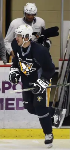  ?? KEITH SRAKOCIC/THE ASSOCIATED PRESS ?? Penguins captain Sidney Crosby, who left Game 3 against the Capitals with a concussion, practised Friday and could play Game 5 on Saturday night.