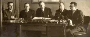  ?? (Yad Vashem Photo Archives) ?? MEMBERS OF the Judenrat in their offices in Kovno, Lithuania.