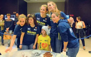  ??  ?? Vincitrici Il team dell’Imoco Volley che ha preparato il miglior tiramisù «sportivo»