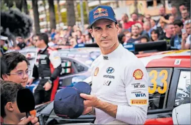  ?? ?? Dani Sodo habla con los aficionado­s durante el Rally de Cataluña en octubre de 2022.