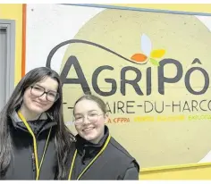  ?? ?? Lilou et Morgane, élèves au lycée agricole de Saint-hilaire-duharcouët, ont présenté leur filière Conduite et gestion d’une entreprise hippique.