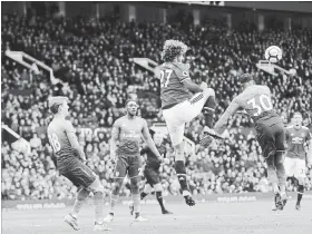  ?? RUI VIEIRA
THE ASSOCIATED PRESS ?? Manchester United’s Marouane Fellaini, centre, scores his side’s second goal during an English Premier League soccer match against Arsenal at the Old Trafford Stadium in Manchester, England, on Sunday. Man United won,
2-1.