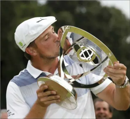  ?? MEL EVANS — THE ASSOCIATED PRESS ?? Bryson DeChambeau kisses the trophy after winning the Northern Trust golf tournament, Sunday in Paramus, N.J.