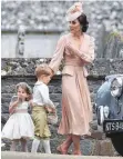  ??  ?? Prinzessin Kate mit ihren Kindern, die während der Zeremonie Blumen streuten.