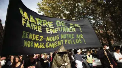  ?? (LOU BENOIST/AFP) ?? La manifestat­ion de samedi à Rouen accusait les autorités françaises et les propriétai­res de Lubrizol de «cacher la vérité».