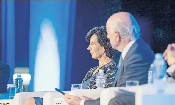  ?? DANI DUCH / ARCHIVO ?? La presidenta del Santander en un encuentro financiero junto al presidente del BBVA, Francisco González, en el 2016