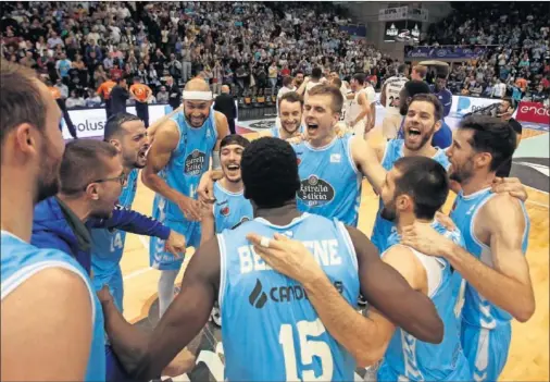  ??  ?? ALEGRÍA DESATADA. Los jugadores del Cafés Candelas Breogán celebran la victoria ante el Real Madrid, su tercer triunfo de la temporada.