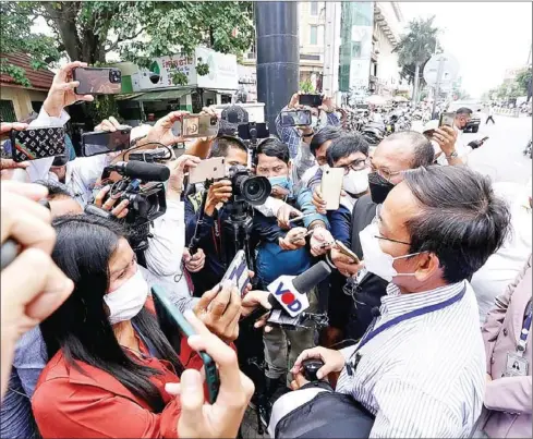  ?? POST STAFF ?? Journalist­s interview Kem Sokha’s defense lawyers outside the Phnom Penh Municipal Court in February.