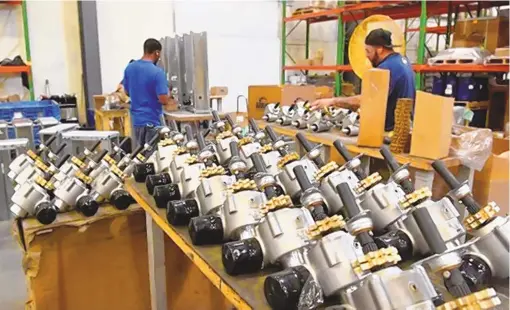  ?? DEAN HANSON/JOURNAL ?? Motor box assembly at Array Technologi­es’ factory in Albuquerqu­e in July 2016