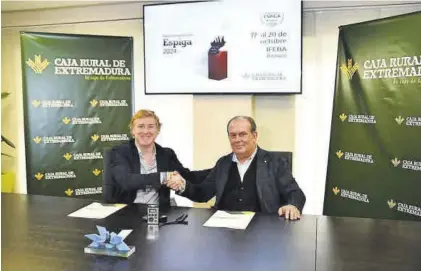 ?? ANDRÉS RODRÍGUEZ. ?? El alcalde de Badajoz y el presidente de Caja Rural, en la renovación del acuerdo, ayer.