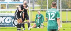  ?? FOTO: ALHO ?? Manuel Müller (Mitte) kann es nicht fassen: Der TSV Meckenbeur­en lässt beim 1:2 gegen Maierhöfen-Grünenbach erneut die Punkte liegen.