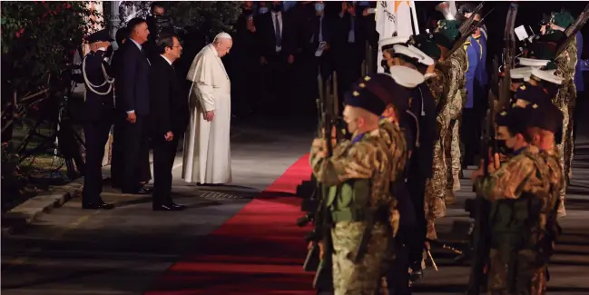  ?? ?? El Papa, recibido por el presidente de Chipre, Nikos Anastasiad­is, este jueves en Nicosia.