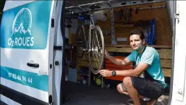  ?? (Photo M. R.) ?? L’associatio­n Choisir le Vélo et la société O2 Roues (et son dirigeant Vincent Pierrot, en photo) viendront périodique­ment à la boutique de la Bicyclette à Grasse.