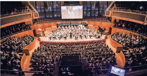  ?? FOTO: ANDREAS BRETZ ?? Anders als beim Weihnachts­singen 2017, soll dieses Jahr ein Publikumsc­hor hinter dem Orchester mitwirken.