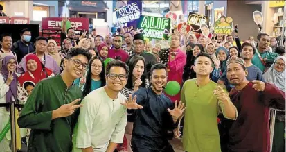 ?? ?? alif Satar, the locos and fans in high spirits at Mid Valley Megamall.