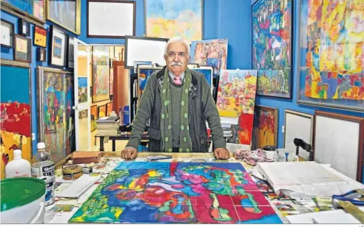  ?? J. P. ?? El pintor Luis Gonzalo, fotografia­do junto a sus cuadros en su estudio de la calle Pereira.
