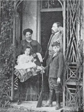  ??  ?? Con su esposa, Jessie, y sus hijos Borys y John.
