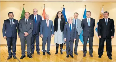  ??  ?? Cumbres. Diplomátic­os del Mercosur y de la Unón Europea durante uno de los encuentros en Bruselas.