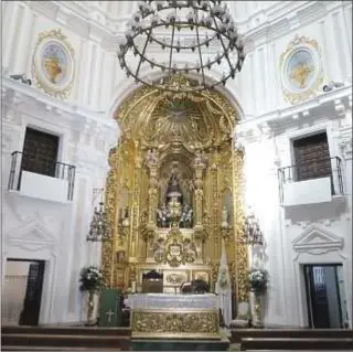  ?? Fotos: Juan Luis Vázquez Díaz-Mayordomo ?? Interior del templo. A la derecha, Juan Pedro Ortuño frente a la fachada