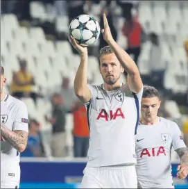  ?? FOTO: EFE ?? Kane se llevó otro balón a casa Tras marcar en Chipre su sexto ‘hat trick’ de 2017