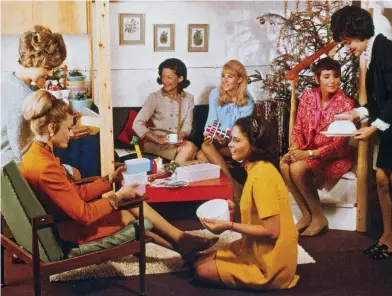  ??  ?? Nostalgic: A Tupperware party in the 1960s where the hostess invited guests to her home