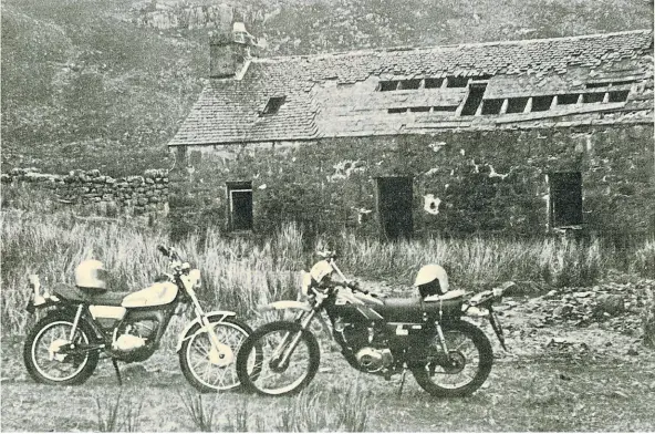  ?? ?? A derelict farmhouse amid the isolated wilds between Kinlochlev­en and Fort William forms a typical Highland backdrop for the Yamaha DT 175 (left) and the Kawasaki KE 175.