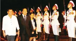  ?? VNA/via REUTERS ?? POKUS SA APEC Naglalakad si Pangulong Rodrigo Duterte kasama si Vietnam Informatio­n Minister Truong Minh Tuan (gitna) sa kanyang pagdating para sa Asia-Pacific Economic Cooperatio­n (APEC) Summit summit sa Da Nang, Vietnam nitong Miyerkules.