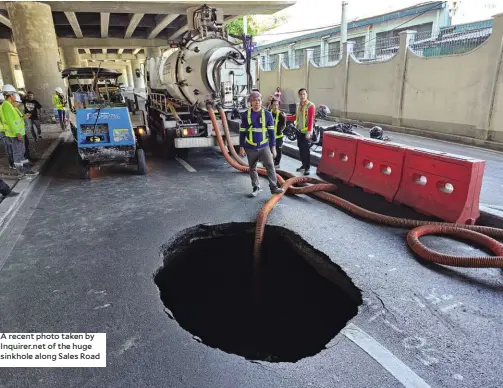  ?? ?? A recent photo taken by Inquirer.net of the huge sinkhole along Sales Road