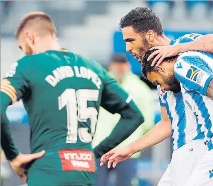  ?? FOTO: EFE ?? Mikel Merino y Willian José, celebrando el tanto de éste último ante un David López cabizbajo