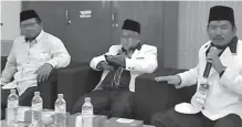  ?? PKS FOR JAWA POS ?? KONSOLIDAS­I: Foto kiri, Akhmad Suyanto (kanan) memberikan pengarahan dalam rakerda PKS di Asrama Haji Sukolilo. Foto kanan, Hafid Suaidi (kanan) berbincang dengan M. Hasan Mochtar di sela-sela rakerda di Hotel Singgasana kemarin.