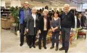  ??  ?? Kjell Trodahl (t.v), Aslaug Barøy, Tone Hamran, Anne Lise Kvanvik og Martin Byberg er noen av de som jobbe på bruktbutik­ken i Kvinesdal.