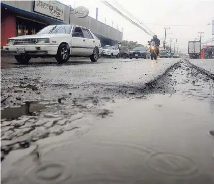  ?? RAFAEL PACHECO ?? Los huecos sin bachear de esta vía en Calle Blancos, San José, obligan a los conductore­s a hacer toda clase de maniobras para no maltratar sus vehículos. La fotografía fue tomada en mayo pasado.