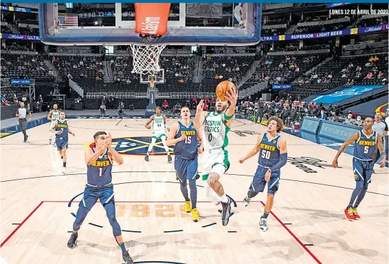  ?? / FOTO: AFP ?? Jayson Tatum (0) fue pieza importante de los Celtics en el triunfo de ayer en condición de visitante.